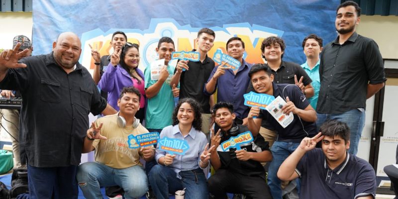 Equipo en el lanzamiento de KRONOX 2026