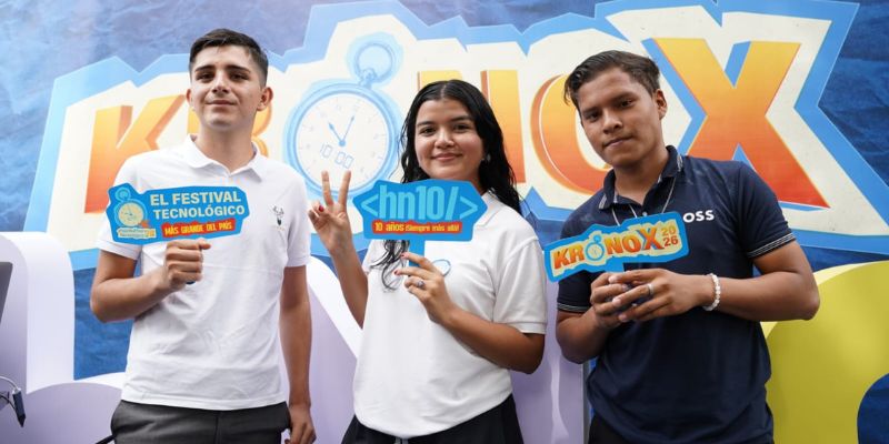 Ganadores del festival fotografiados junto al mural KRONOX