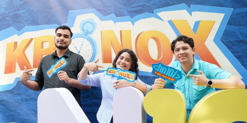 Integrantes de un equipo con su premio del festival