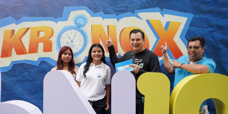 Grupo completo posando sobre el escenario del festival tecnológico