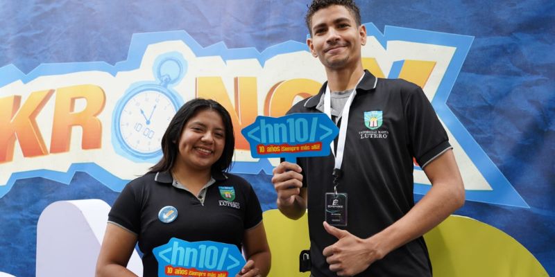 Integrantes con sus insignias del Hackathon Nicaragua