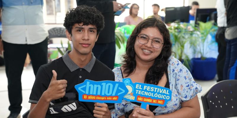 Dos participantes del Hackathon Nicaragua 2026